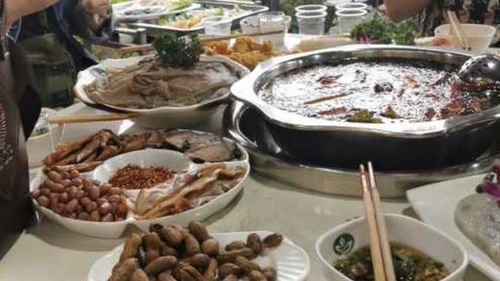 火城雙味 重慶火鍋與燜鍋的味覺對(duì)話